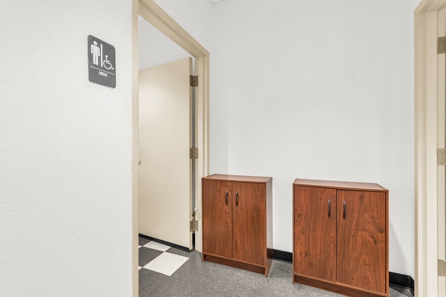 More Photos Of 1801 Precinct Line Rd, Hurst Medical For Lease