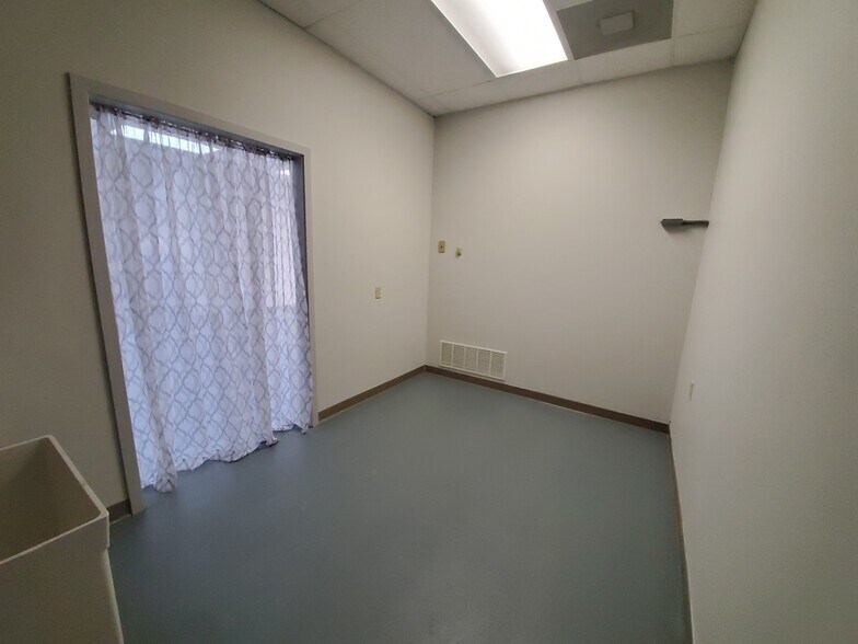 More Photos Of 1804 N Towanda Barnes Rd, Bloomington Flex For Lease