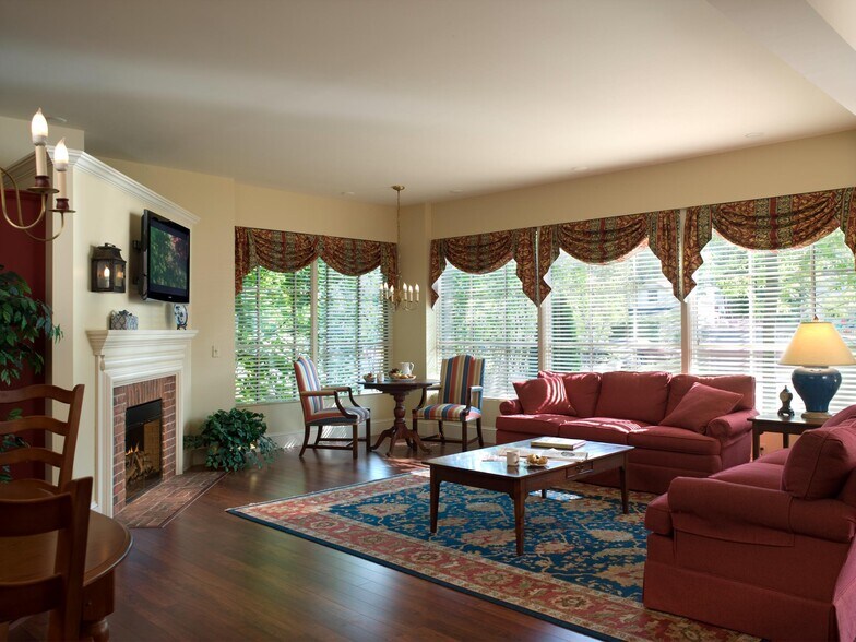 More Photos Of 18 Main St, Stowe Hotel For Sale