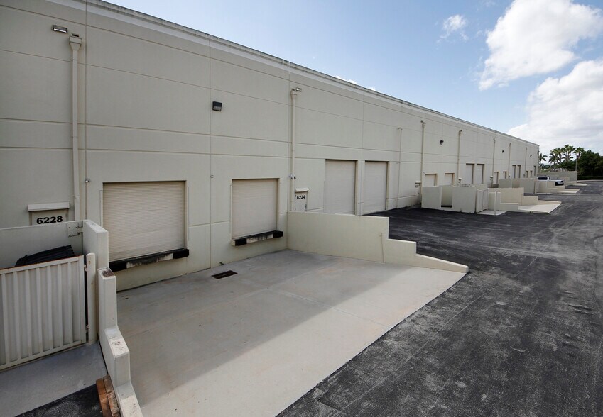 More Photos Of 6250-6270 N Hiatus Rd, Tamarac Unknown For Lease