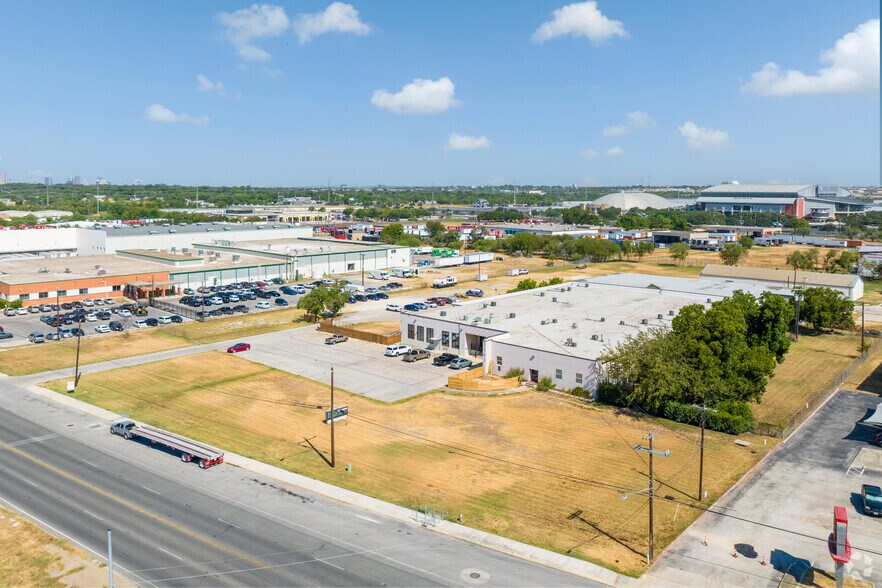 More Photos Of 3363 E Commerce St, San Antonio Unknown For Lease