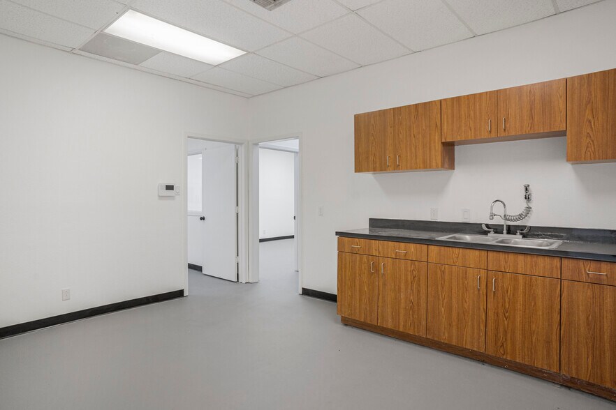 More Photos Of 8610 Botts Ln, San Antonio Freestanding For Lease