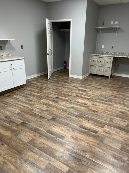 More Photos Of 8457 Andersonville Rd, Village of Clarkston Warehouse For Lease