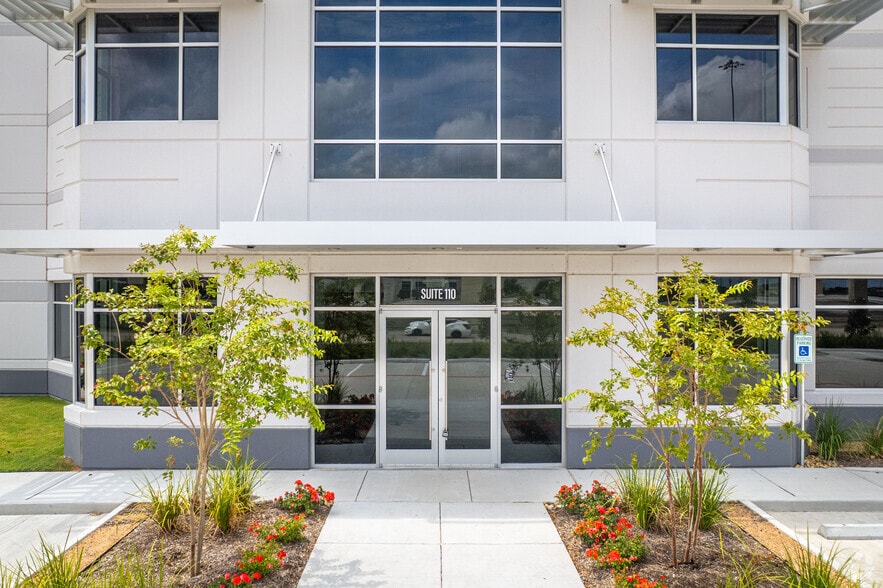 More Photos Of 3200 S Sam Houston Pky E, Houston Distribution For Lease