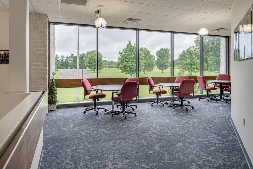 More Photos Of 3825 Columbus Rd, Granville Loft Creative Space For Lease