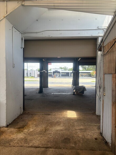 More Photos Of 250 NE 44th St, Oakland Park Auto Repair For Sale