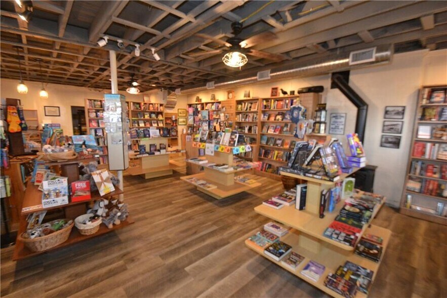 More Photos Of 450 E Main St, Palmyra General Retail For Sale