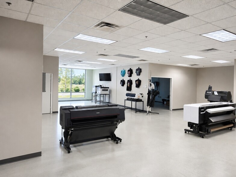 More Photos Of 9051 Florida Mining Blvd, Tampa Light Manufacturing For Lease