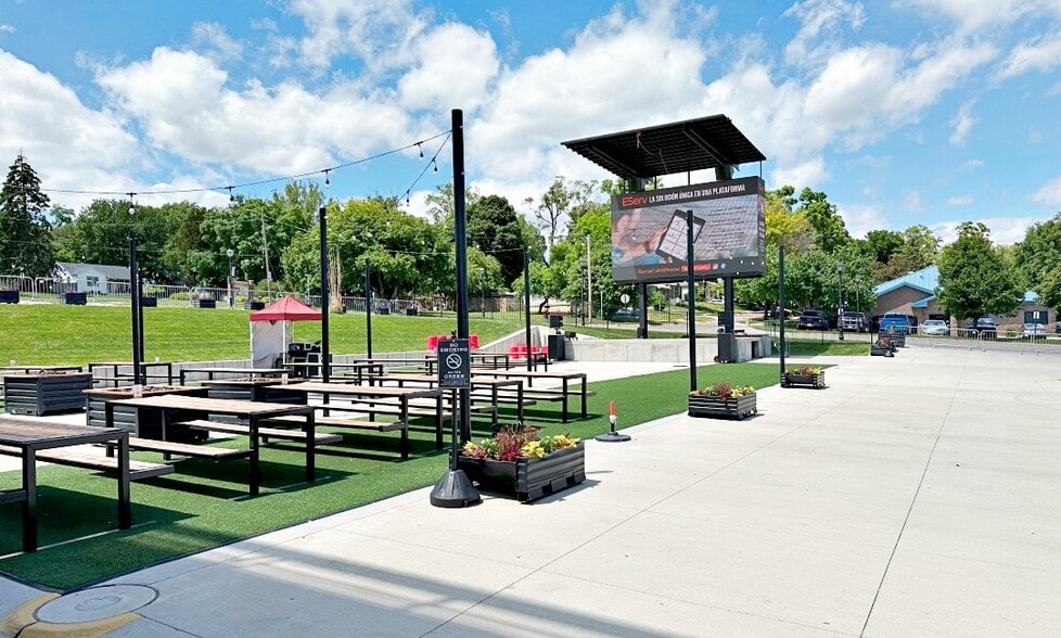 More Photos Of 7401 Main St, Omaha Showroom For Lease