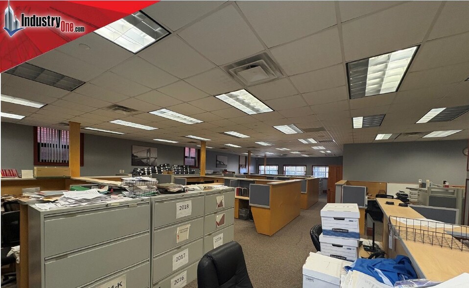 More Photos Of 91 Toledo St, Farmingdale Warehouse For Sale