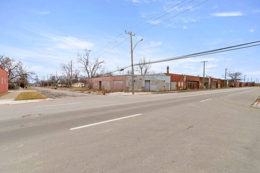 More Photos Of 6870 E Davison St, Hamtramck Industrial For Sale