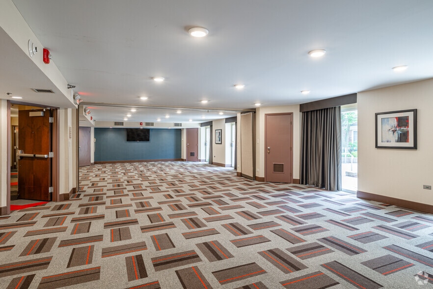 More Photos Of 900 W Lake Cook Rd, Buffalo Grove Hotel For Sale