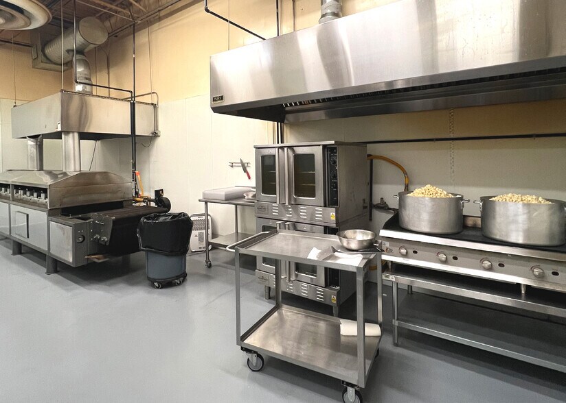 More Photos Of 3675-3693 Commercial Ave, Northbrook Warehouse For Sale