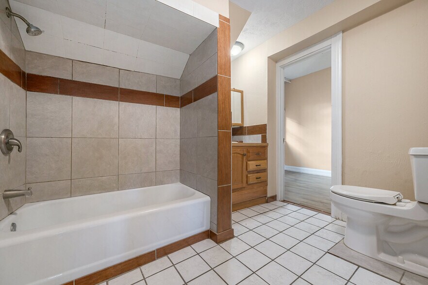 More Photos Of 2501 Poppleton Ave, Omaha Apartments For Sale