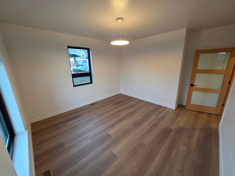 More Photos Of 3067 Cabernet Dr, Helena Office For Lease