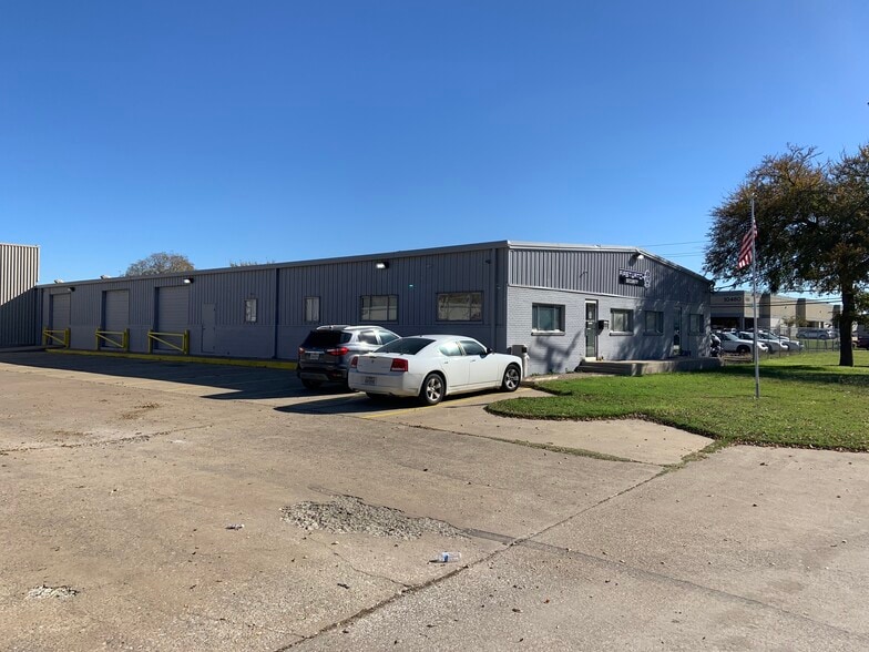 More Photos Of 10514 Shady Trl, Dallas Warehouse For Lease