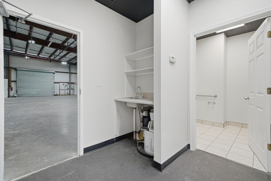 More Photos Of 1449 Field Park Cir, Marietta Warehouse For Lease