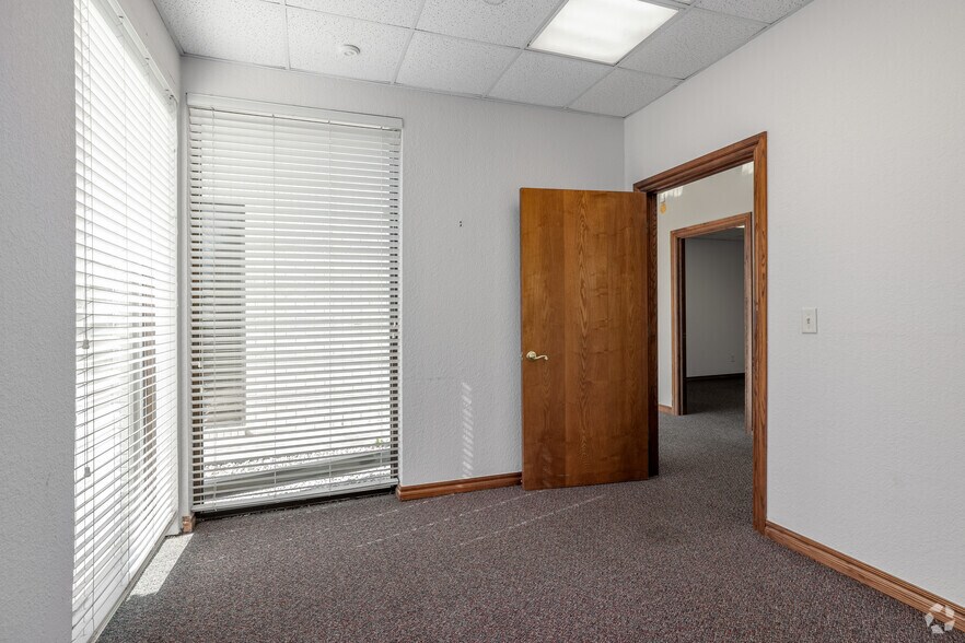 More Photos Of 2425 Wilcox Dr, Norman Office For Sale