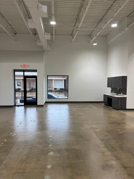 More Photos Of 4746 Memphis St, Dallas Light Distribution For Lease