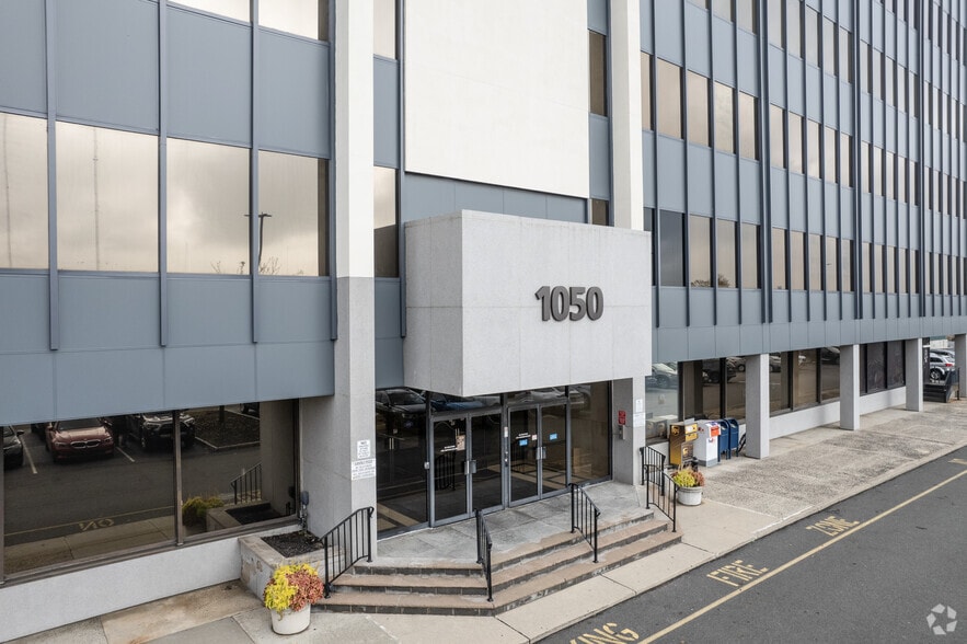 More Photos Of 1050 Wall St W, Lyndhurst Office For Lease