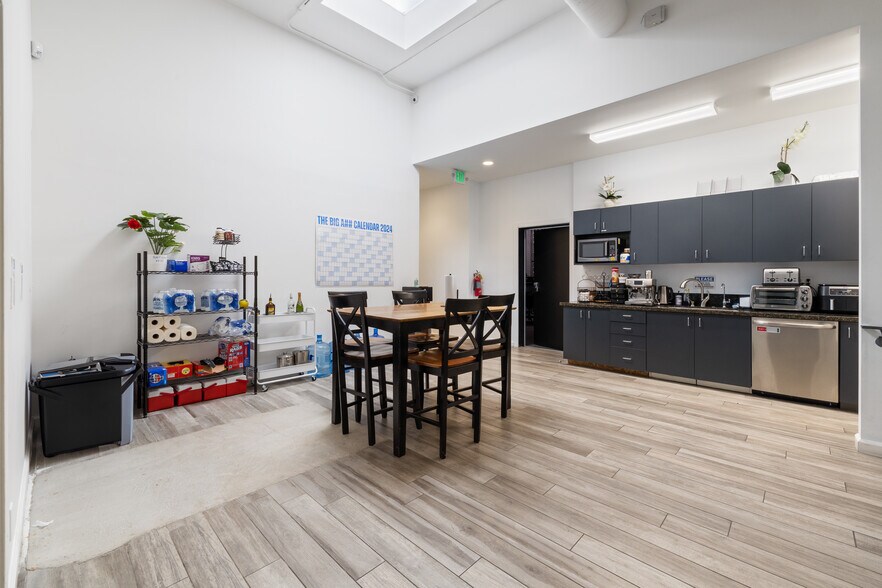 More Photos Of 5250 Vineland Ave, North Hollywood Loft Creative Space For Lease