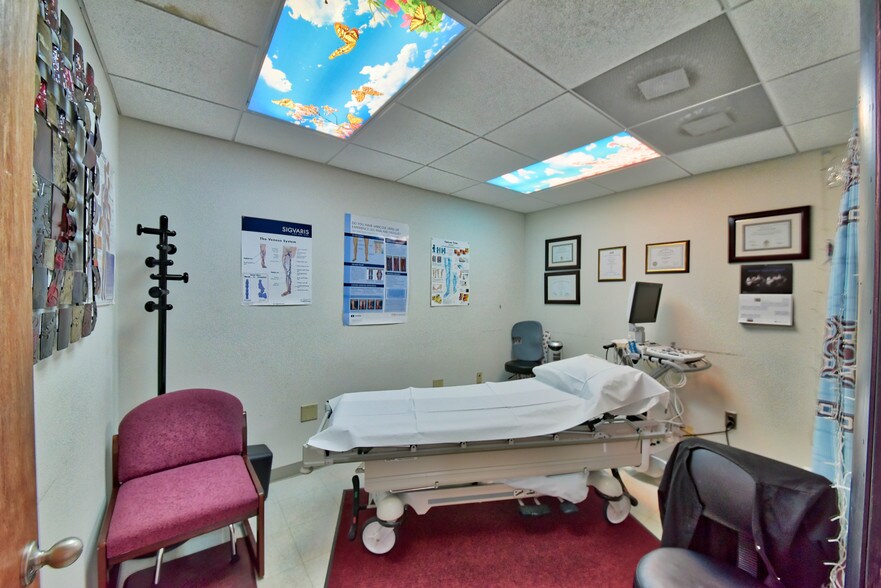 More Photos Of 1805 SE Lake Weir Ave, Ocala Medical For Sale