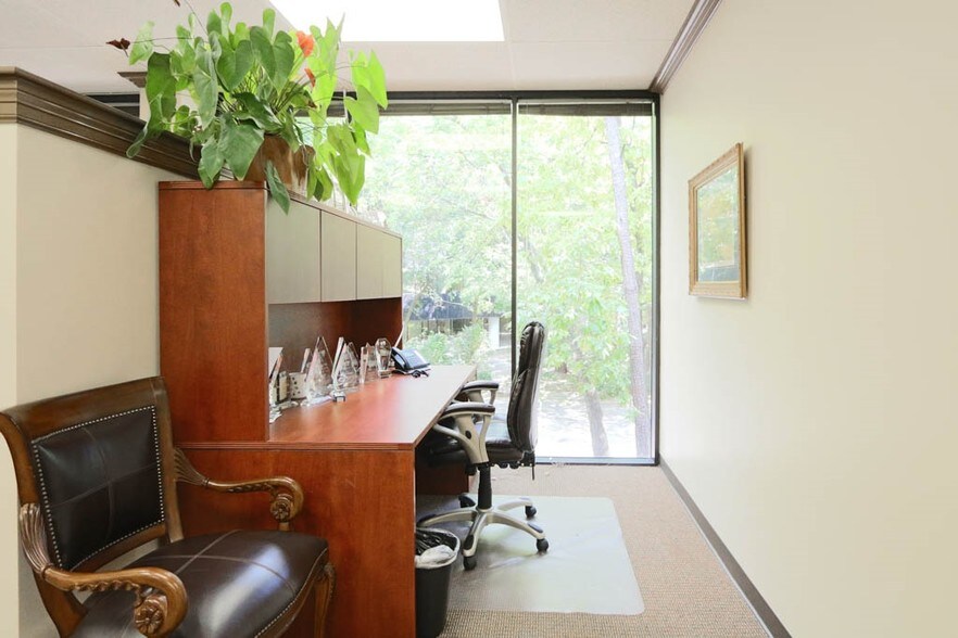 More Photos Of 2020 N Loop Fwy W, Houston Office For Lease