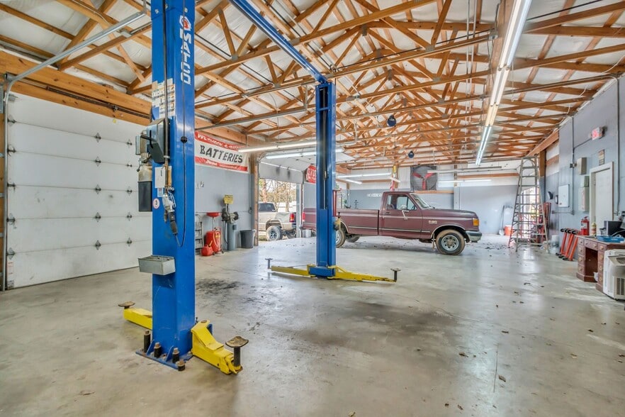 More Photos Of 6522 Polk Ln, Columbia Auto Repair For Sale
