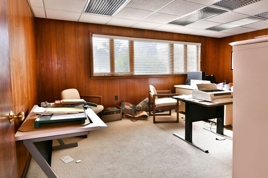 More Photos Of 696 Valley View Dr, Brookfield Office For Sale