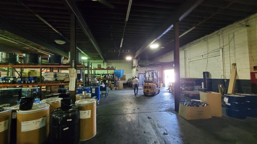 More Photos Of 4820 Rozzelles Ferry Rd, Charlotte Manufacturing For Lease