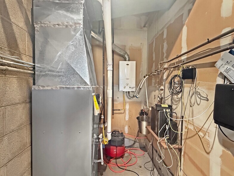 More Photos Of 1331 W Main St, Sterling Veterinarian Kennel For Sale
