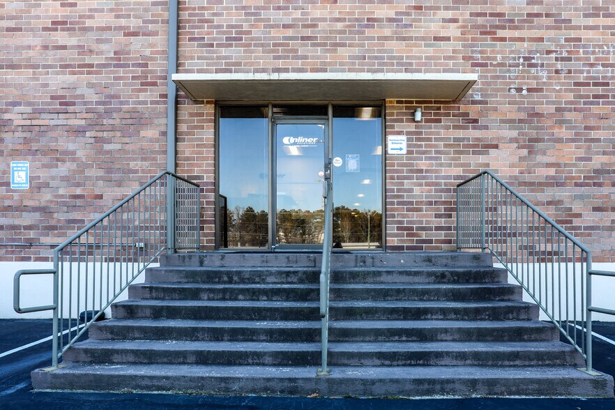 More Photos Of 1585 Roadhaven Dr, Stone Mountain Warehouse For Lease