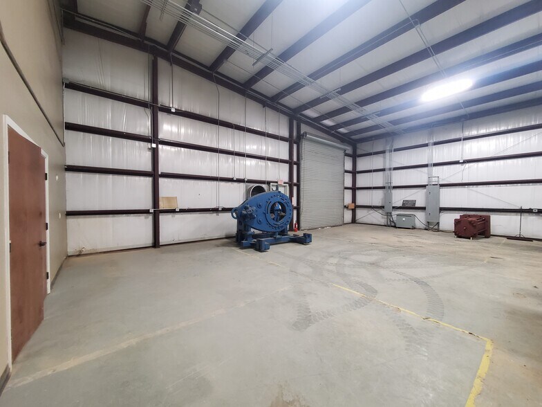 More Photos Of 2418 N Frazier St, Conroe Light Manufacturing For Lease
