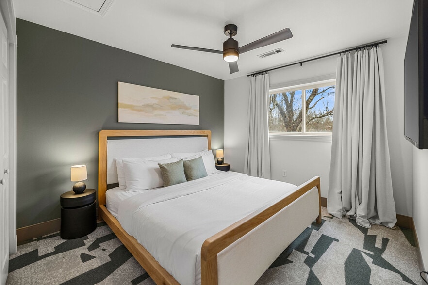 More Photos Of 14733 Dutchmans Dr, Rogers Hotel For Sale