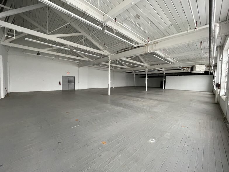 More Photos Of 100-100 Outwater Ln, Garfield Manufacturing For Lease