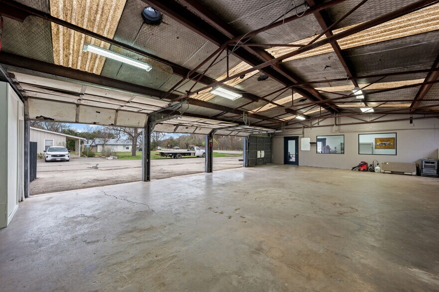 More Photos Of 2610 Memorial Blvd, Kerrville Industrial For Sale