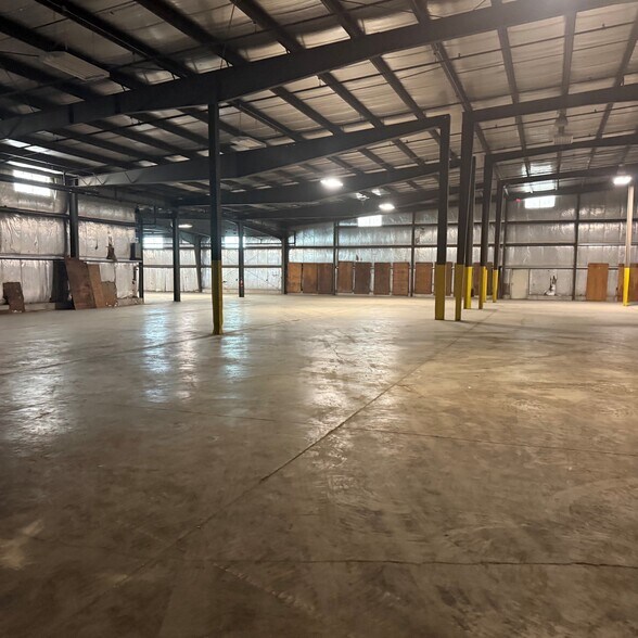 More Photos Of 2316 W Everett St, Appleton Warehouse For Lease