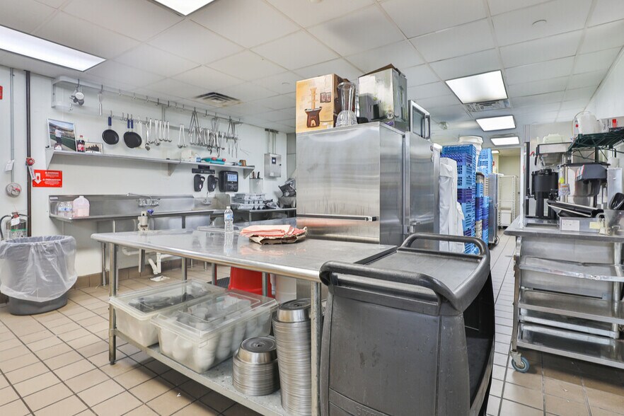 More Photos Of 15301 Gulf Fwy, Houston Freestanding For Sale