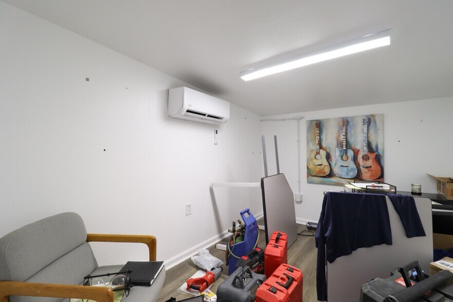 More Photos Of 305 Victor St, Austin Warehouse For Sale