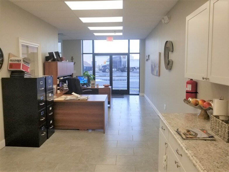 More Photos Of 1400 Pierside St, North Charleston Flex For Lease