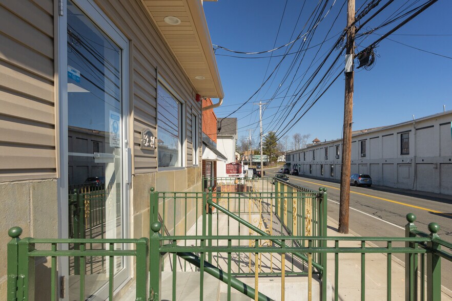 More Photos Of 82-84 W Railroad Ave, Garnerville Storefront Retail Residential For Sale