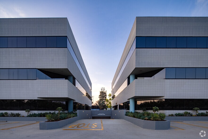 More Photos Of 6345 Balboa Blvd, Encino Unknown For Lease