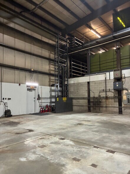 More Photos Of 185 Lafayette Rd, North Hampton Warehouse For Lease