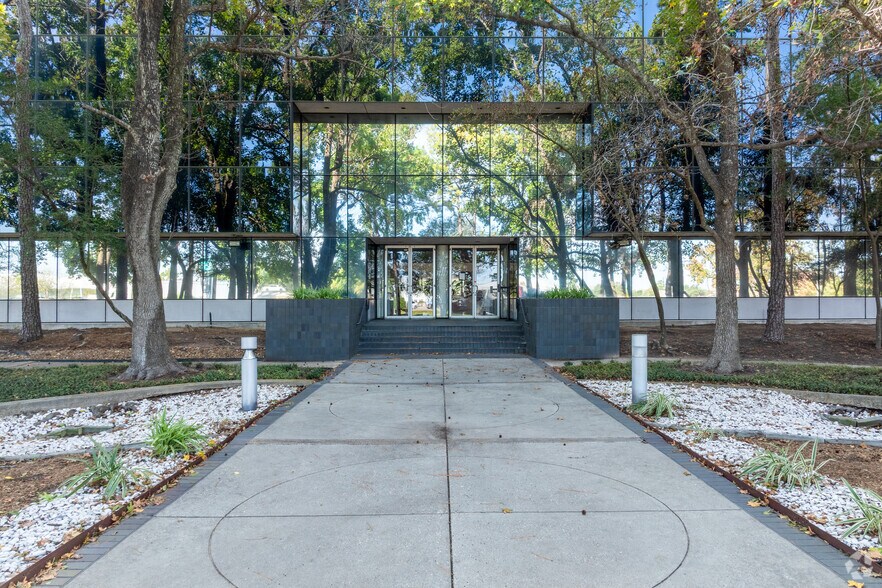 More Photos Of 15425 North Fwy, Houston Office For Lease