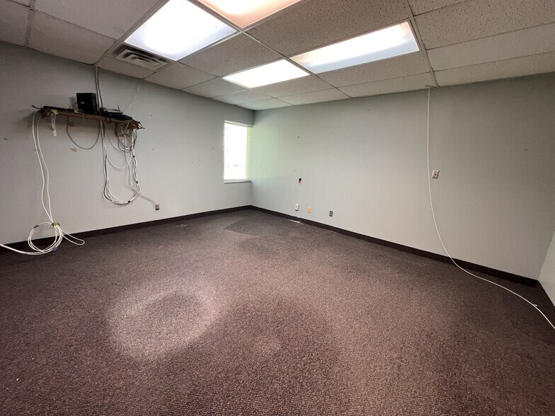 More Photos Of 4155 Old Sibley Memorial Hwy, Eagan Research And Development For Lease