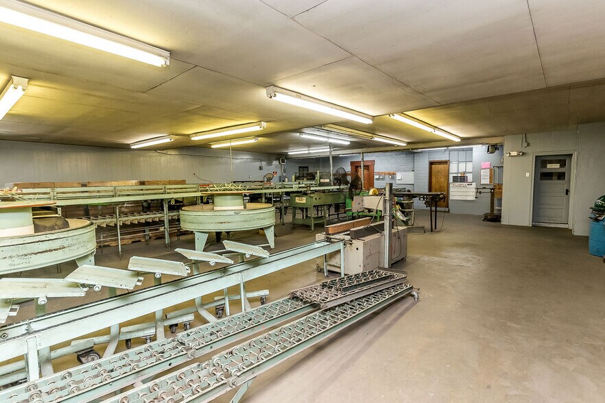 More Photos Of 196 Carlton Dr, Inwood Industrial For Sale