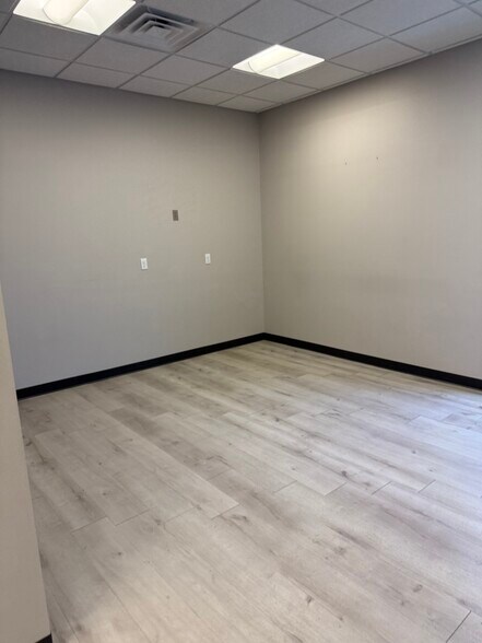 More Photos Of 211 Sioux Point Rd, Dakota Dunes Office For Lease