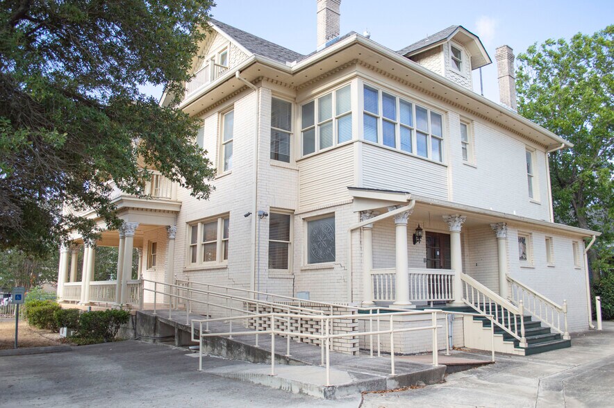 More Photos Of 225 E Locust St, San Antonio Office For Sale