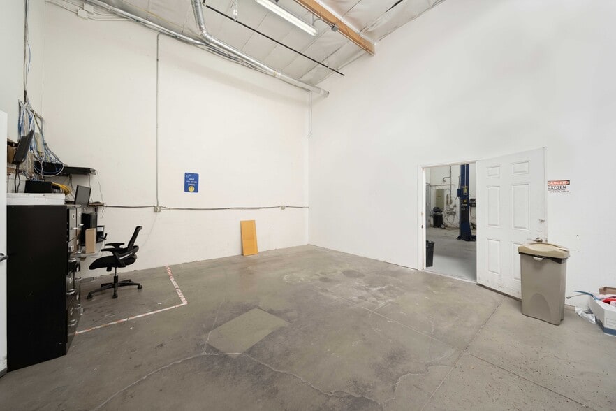 More Photos Of 647 W Avenue L 14, Lancaster Service For Lease