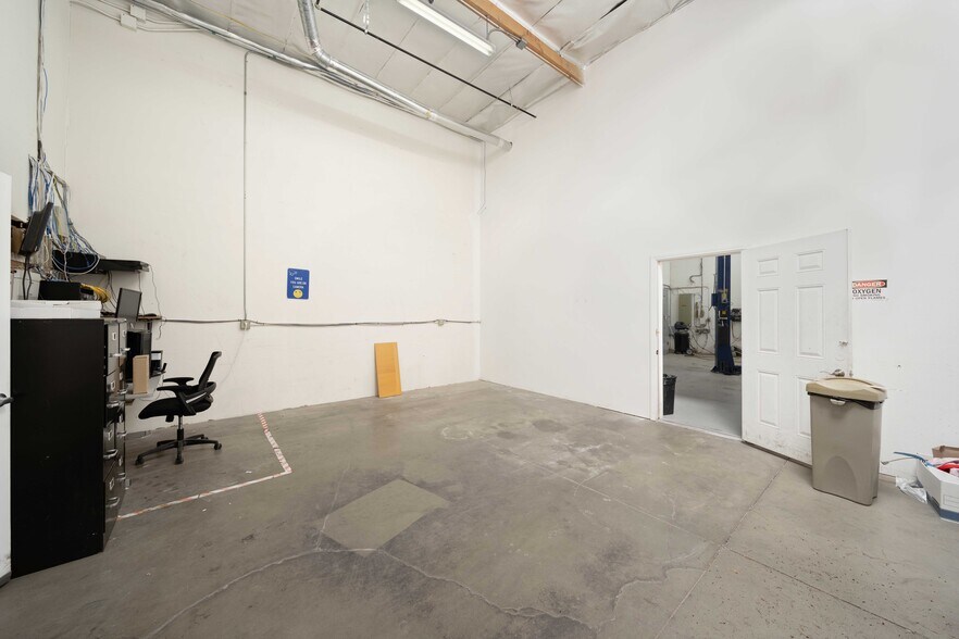 More Photos Of 647 W Avenue L 14, Lancaster Service For Lease